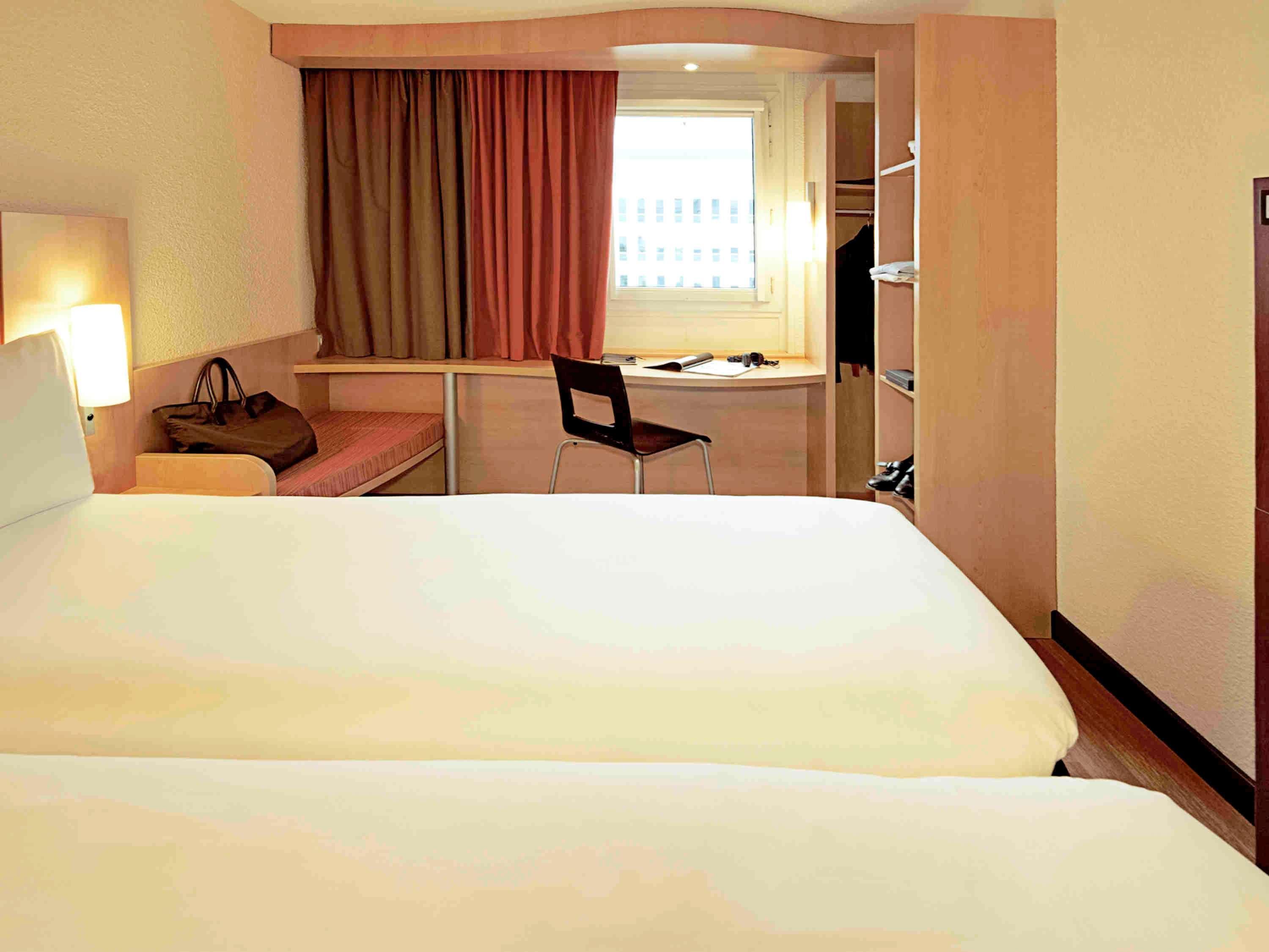 Ibis Lyon Est Chaponnay Hotel Exterior photo