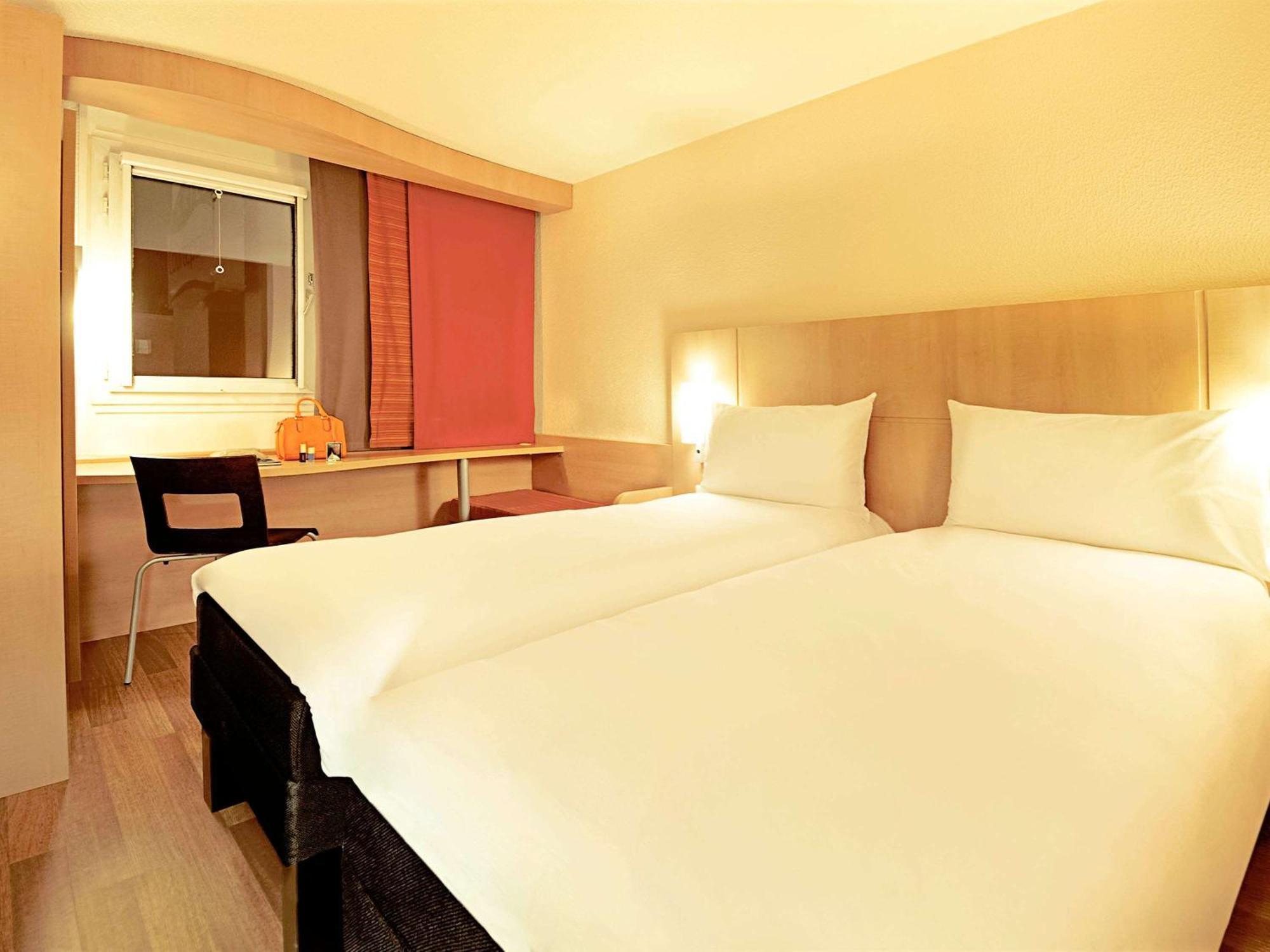 Ibis Lyon Est Chaponnay Hotel Exterior photo